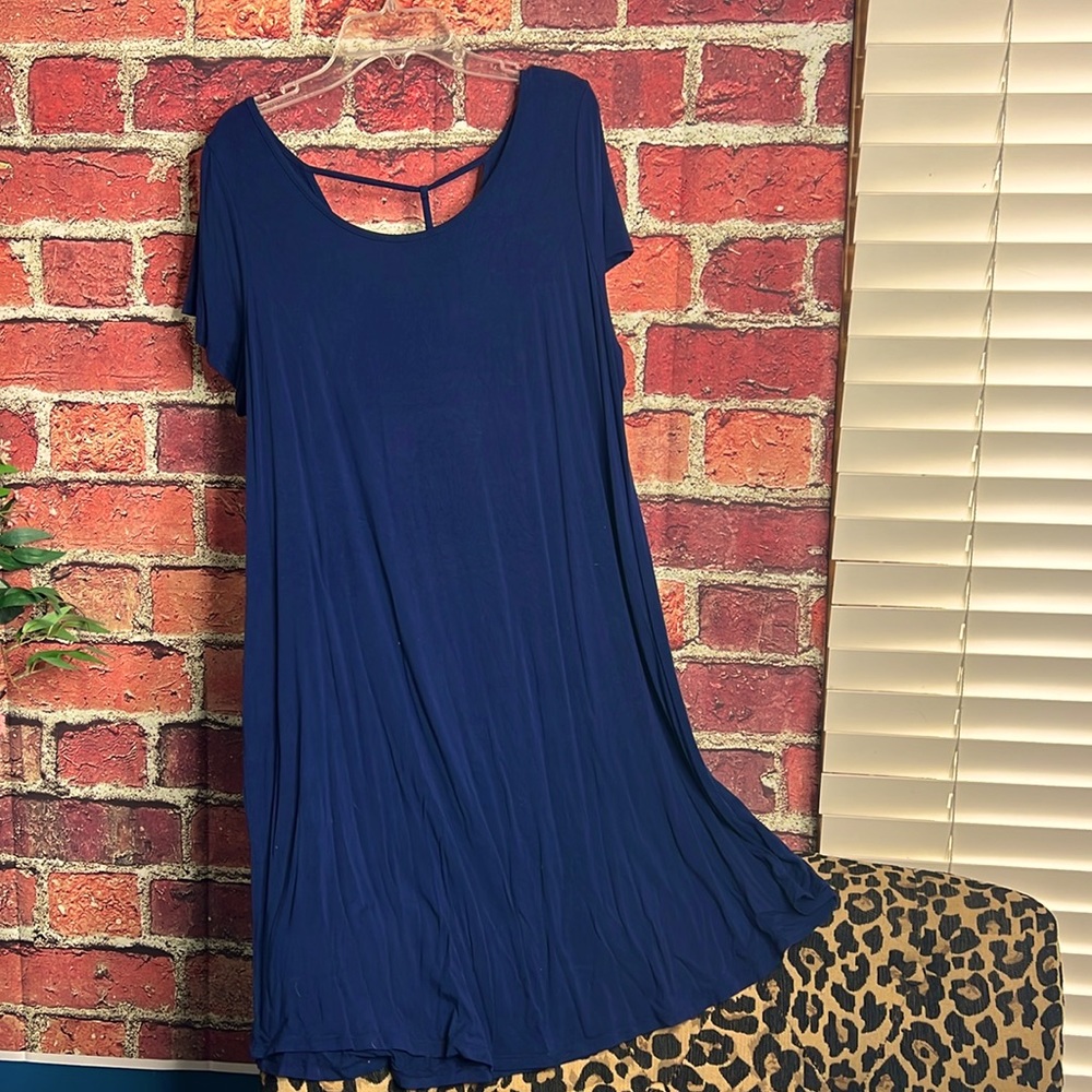 Short sleeve navy dress with back details boutique size L